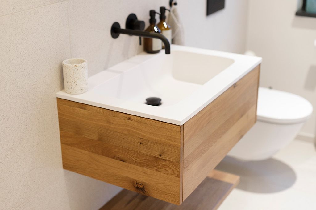 Hängender Waschtisch aus Holz helles Holz Massivholz Badezimmer Badezimmermöbel Waschtischunterschrank Waschbeckenunterschrank auf Maß Möbeltischler