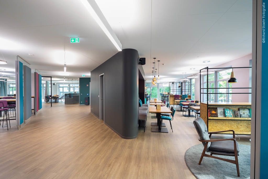 Büro Büroetage Großraumbüro Sichtschutzvorhang Schallschutz Schallschutzelemente Raumteiler OSB-Platte Möbel Einrichtung Holzmöbel modern Design puristisch