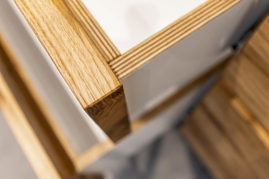 Hängender Waschtisch aus Wildeiche Wildeichenholz mit Schubladen Massivholz Badezimmermöbel Waschtischunterschrank nach Maß Möbeltischler mit beleuchtetem Spiegelschrank