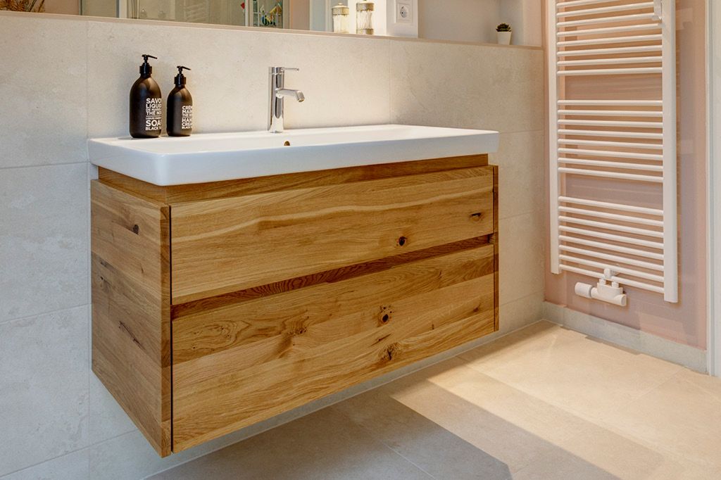 Hängender Waschtisch mit Schubladen aus Holz helles Holz Massivholz Badezimmer Badezimmermöbel Waschtischunterschrank Waschbeckenunterschrank auf Maß Möbeltischler