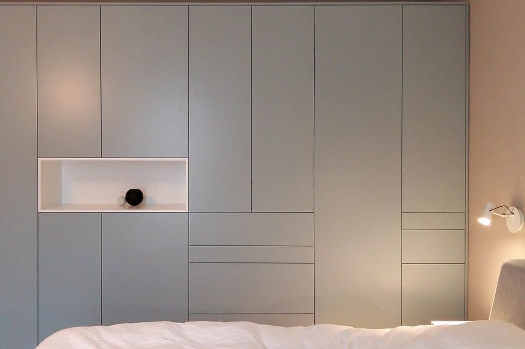 Schlafzimmer Schlafzimmermöbel Schlafzimmereinrichtung aus Holz Einbauschrank Kleiderschrank Schlafzimmerschrank Türen Schubladen taubenblau Wunschfarbe grifflos Massivholz Echtholz vom Tischler auf Maß Hamburg Holzmöbel