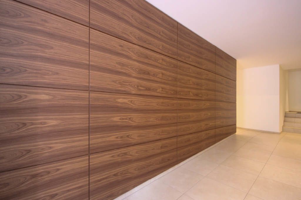 Wandverkleidung aus Holz Holzwandverkleidung Nussbaum-Paneelen Nussbaumholz Massivholz Echtholz vom Tischler auf Maß Hamburg Holzmöbel