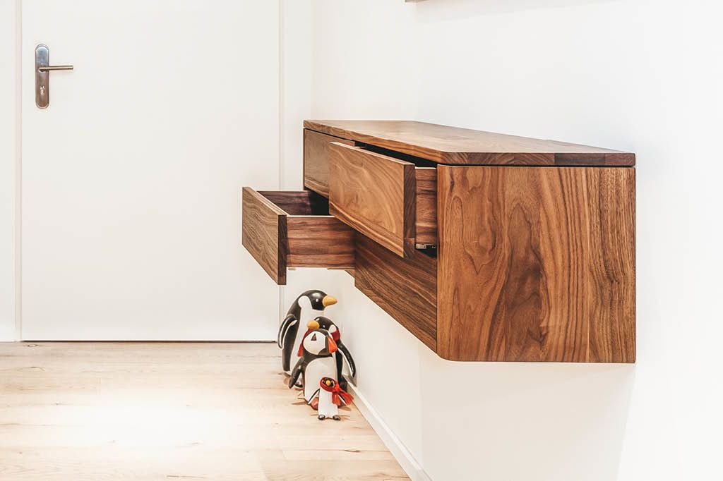 Taschenleerer Sideboard nach Maß für Flur geöltes Nussbaumholz Nussbaum-Massivholz geölt runde Ecken Schubladen vom Tischler Möbeltischler aus Hamburg