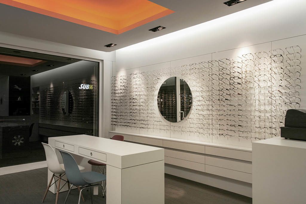 Ladenbau Ladeneinrichtung Objektdesign Einzelhandel Optiker Präsentationsregal Konfektionsständer Sideboards Auslage Ladenbausystem Präsentationssysteme weiß Massivholz vom Tischler auf Maß Hamburg Holzmöbel