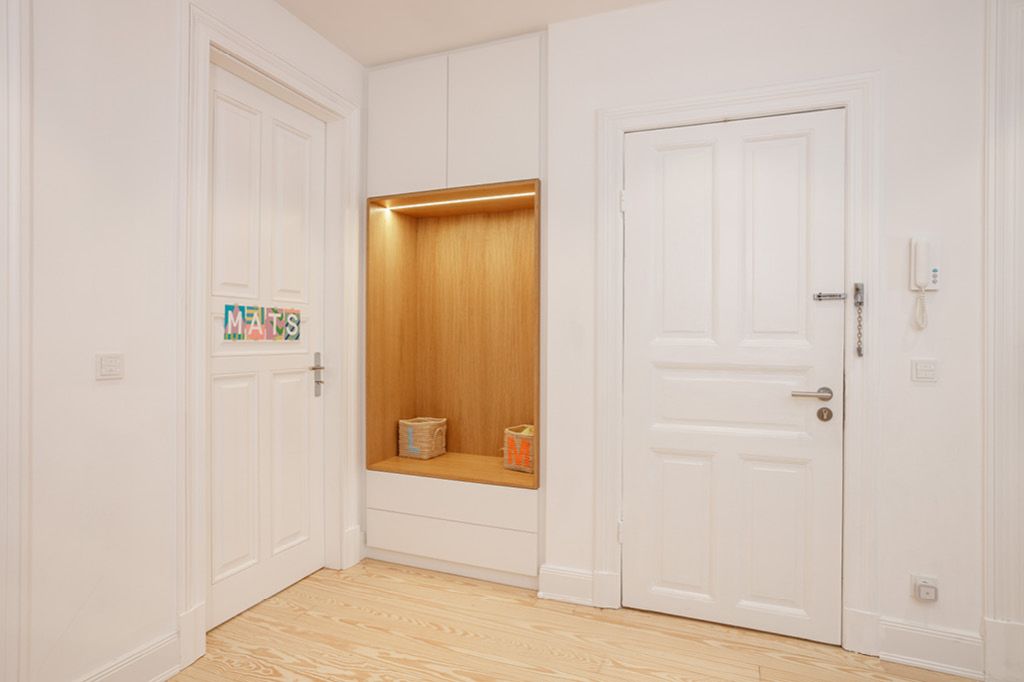 Einbauschrank mit Sitzbank und indirekter Beleuchtung von Tischlerei innenleben aus Hamburg