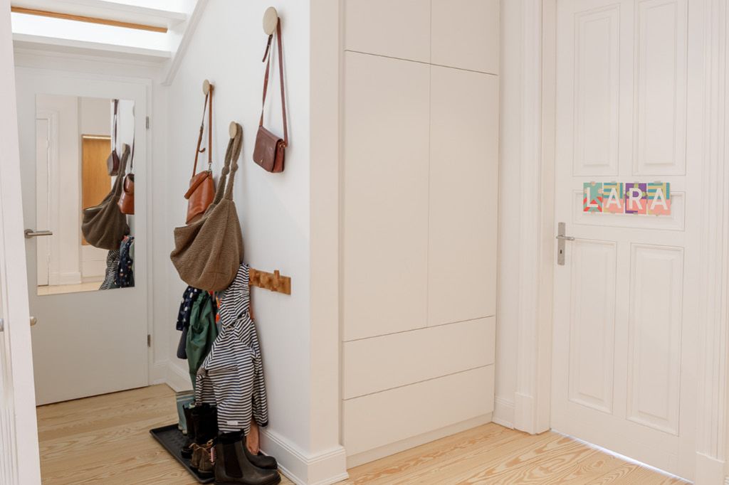 Einbauflurschrank nach Maß mit geschlossenen Fronten vom Tischler aus Hamburg Möbeltischler