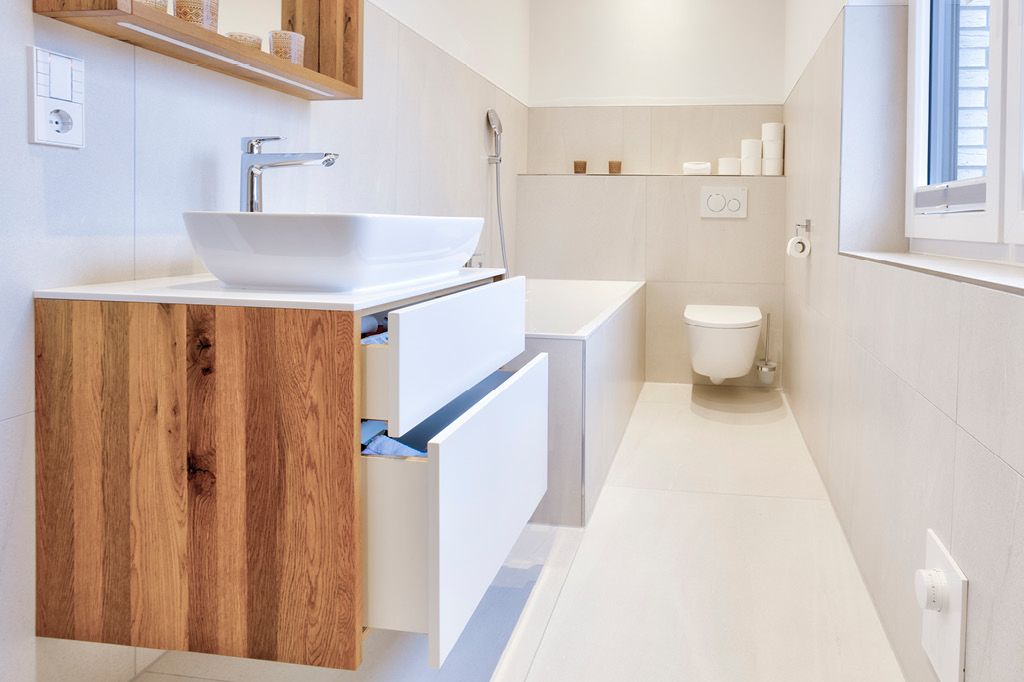 Hängender Waschtisch mit Korpus aus Holz hellem Holz Massivholz Badezimmer Badezimmermöbel Waschtischunterschrank Waschbeckenunterschrank auf Maß Möbeltischler Hamburg