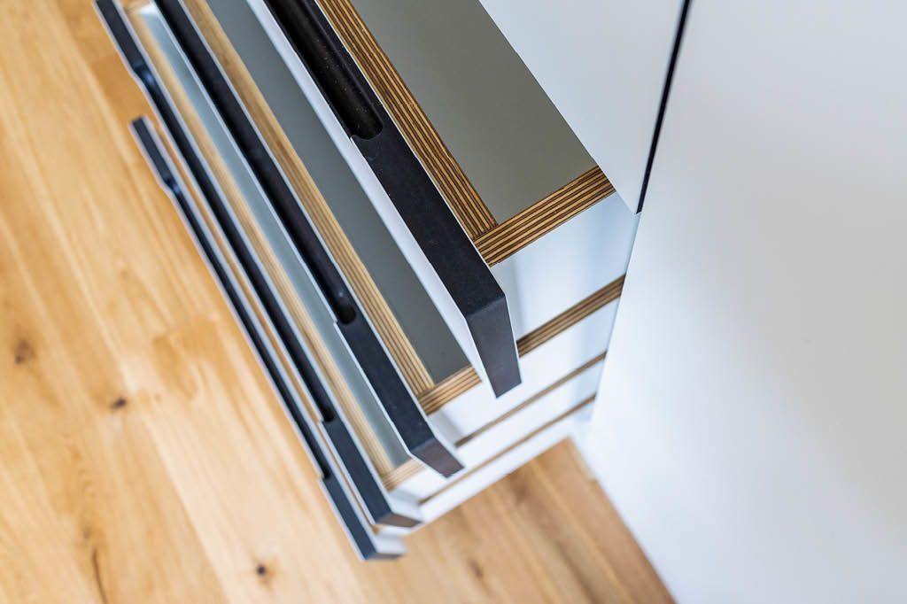 weißer Kleiderschrank Türen Schubladen Einbauschrank nach Maß mit schwarzer MDF-Platte HPL High Pressure Laminate vom Tischler Hamburg