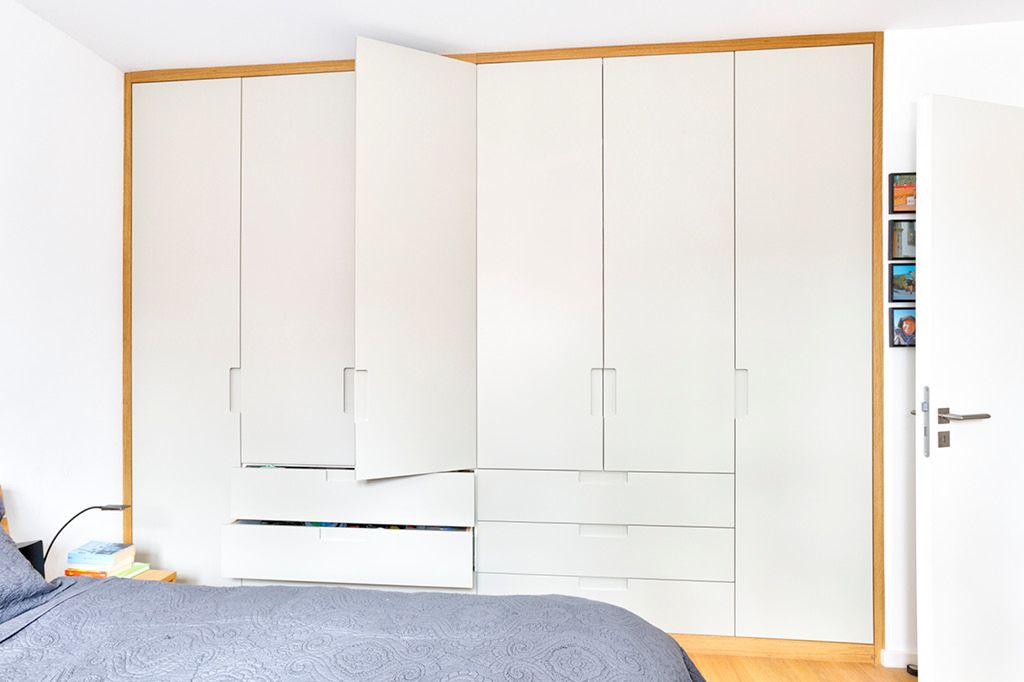 Einbaukleiderschrank nach Maß mit Griffmulden vom Tischler aus Hamburg Möbeltischler