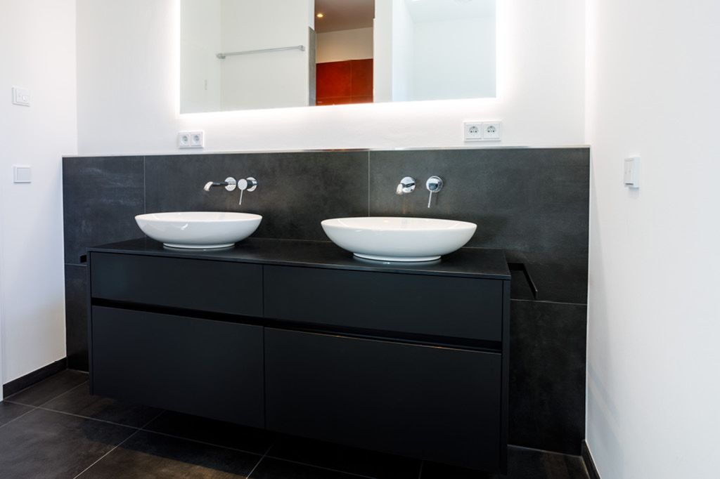 Hängender Waschtisch mit Fronten aus Schichtwerkstoff Mineralwerkstoffplatte Massivholz Badezimmer Badezimmermöbel Waschtischunterschrank Waschbeckenunterschrank auf Maß Möbeltischler Hamburg