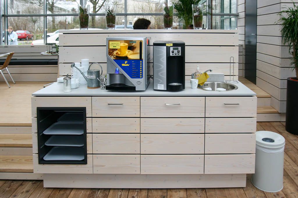 Businessmöbel Ladenbau Ladeneinrichtung Café Sitzbereich Inneneinrichtung Verkaufsraum Massivholz Echtholz vom Tischler auf Maß Hamburg Holzmöbel