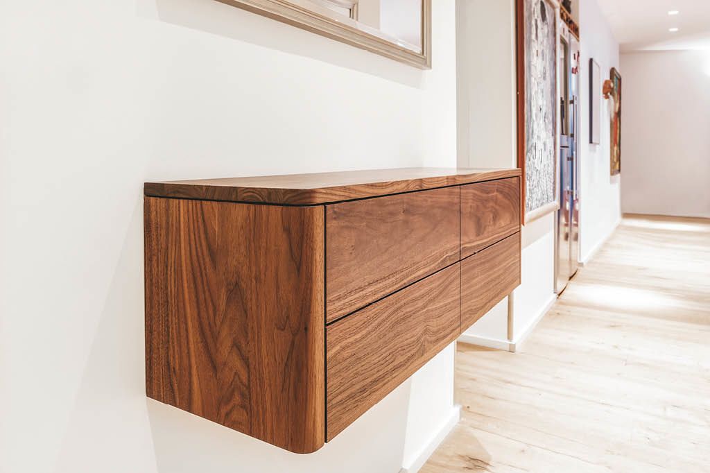Taschenleerer Sideboard nach Maß für Flur geöltes Nussbaumholz Nussbaum-Massivholz geölt runde Ecken Schubladen vom Tischler Möbeltischler aus Hamburg