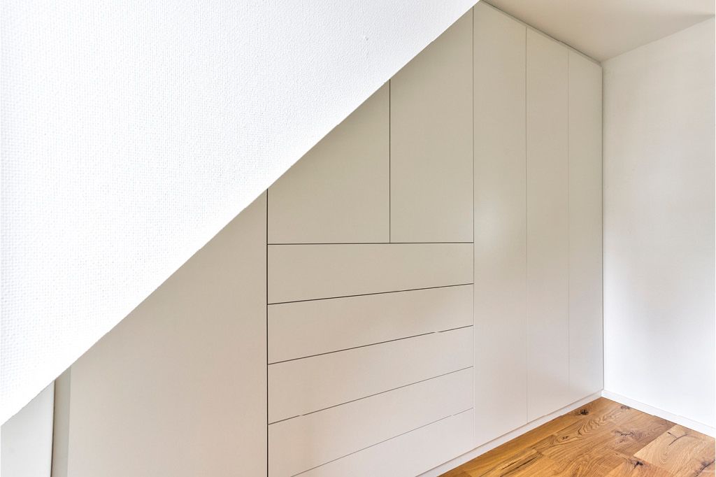 Einbaukleiderschrank nach Maß für Dachschrägen mit Tip-on Federmechanismus vom Tischler aus Hamburg Möbeltischler