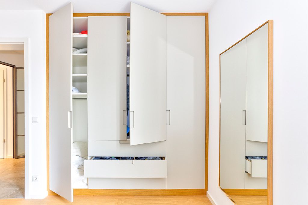 Einbaukleiderschrank nach Maß mit Griffmulden vom Tischler aus Hamburg Möbeltischler