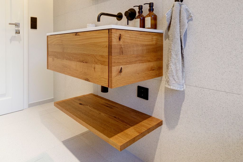 Hängender Waschtisch aus Holz helles Holz Massivholz Badezimmer Badezimmermöbel Waschtischunterschrank Waschbeckenunterschrank auf Maß Möbeltischler