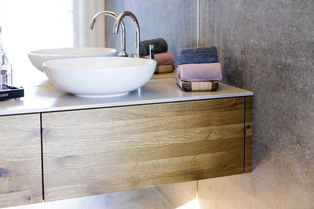 Hängender Waschtisch mit Schubladen aus Holz helles Holz Massivholz Badezimmer Badezimmermöbel Waschtischunterschrank Waschbeckenunterschrank auf Maß Möbeltischler