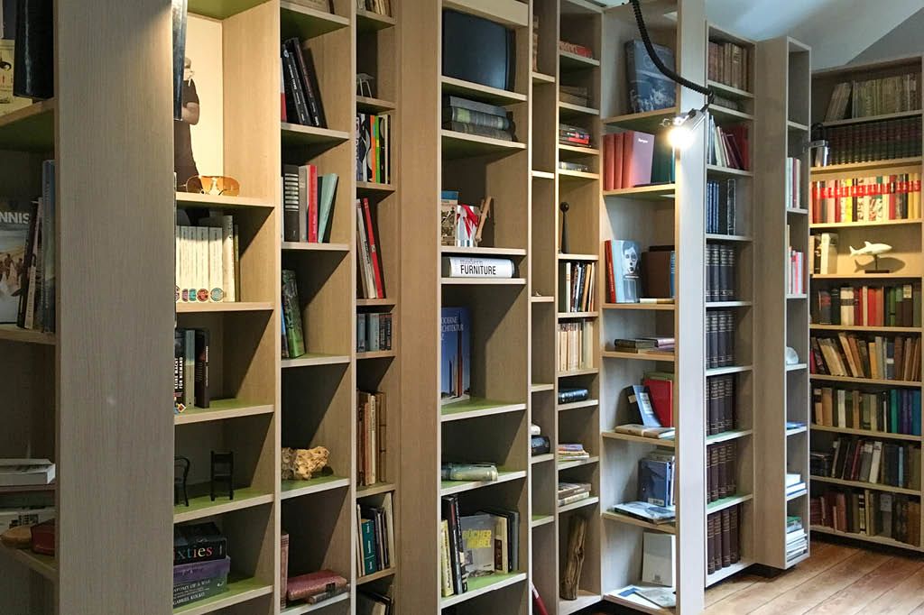 Bücherregal Regalwand aus Holz mit unterschiedlich tiefen Fächern aus Holz Maßanfertigung vom Möbeltischler Massivholz Echtholz