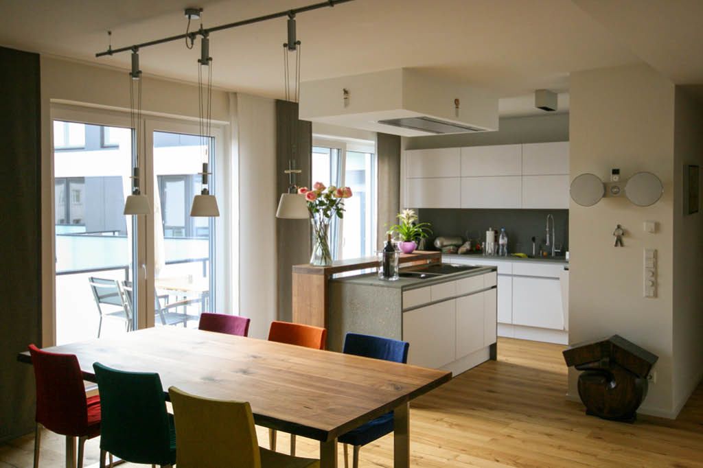 Esstisch mit Stühlen Speisetisch Holztisch Nussbaum Massivholz Nussbaumholz Echtholz Einbauküche Küche nach Maß Tischler Hamburg Küchenschränke Küchenunterschrank Küchenoberschrank