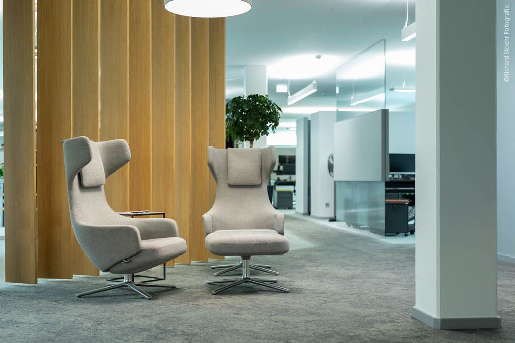 Büro Büroetage Großraumbüro Sichtschutzvorhang Lamellen Eiche Eichenholz Massivholz Echtholz Schallschutz Schallschutzelemente Möbel Einrichtung vom Tischler auf Maß Hamburg