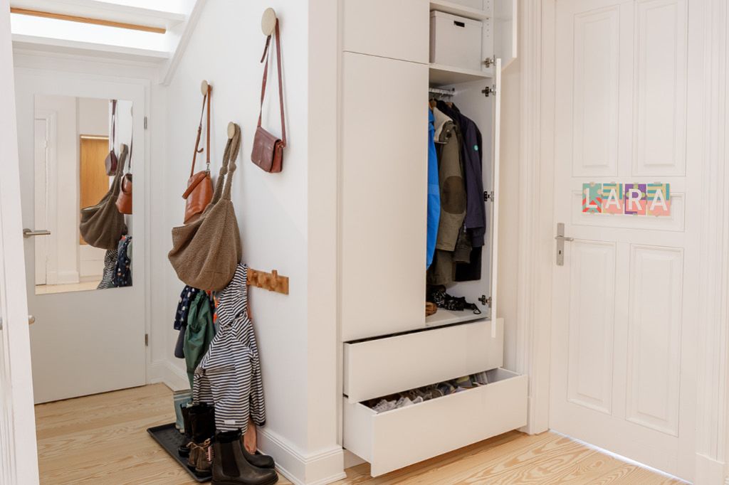 weißer Einbauflurschrank nach Maß für viel Stauraum vom Tischler aus Hamburg Möbeltischler