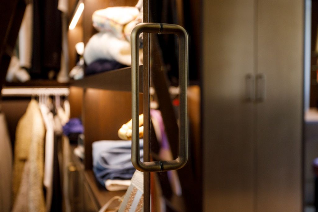 Komplette individuelle Ankleide nach Maß vom Tischler aus Hamburg Möbeltischler