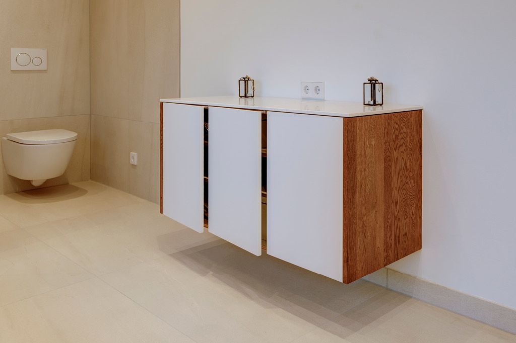 Hängendes Sideboard mit Korpus aus hellem Holz Massivholz Badezimmer Badezimmermöbel auf Maß Möbeltischler Hamburg