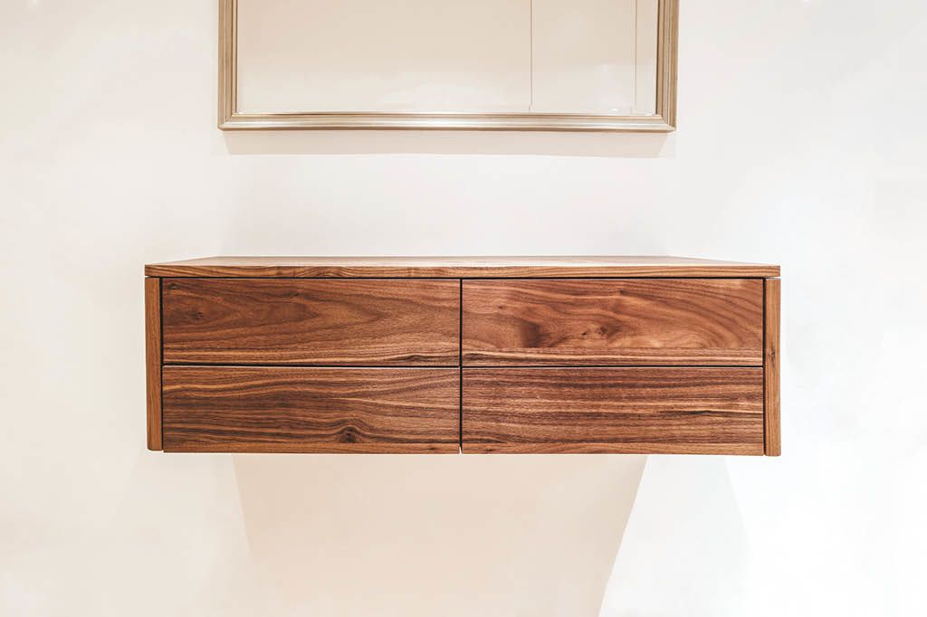Taschenleerer Sideboard nach Maß für Flur geöltes Nussbaumholz Nussbaum-Massivholz geölt runde Ecken Schubladen vom Tischler Möbeltischler aus Hamburg