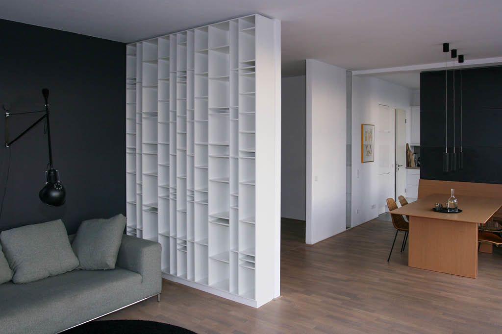 Bücherregal aus Holz mit unterschiedlichen Fächern vom Tischler in Hamburg auf Maß
