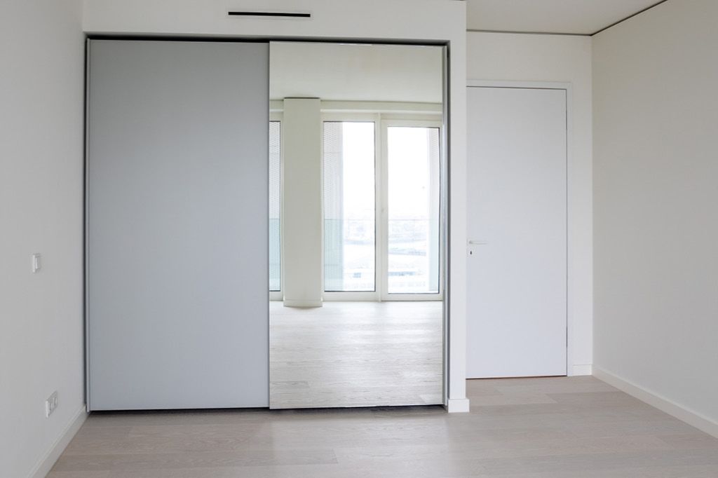 Einbauschrank nach Maß mit Schubfächern und Spiegeltür vom Tischler aus Hamburg Möbeltischler