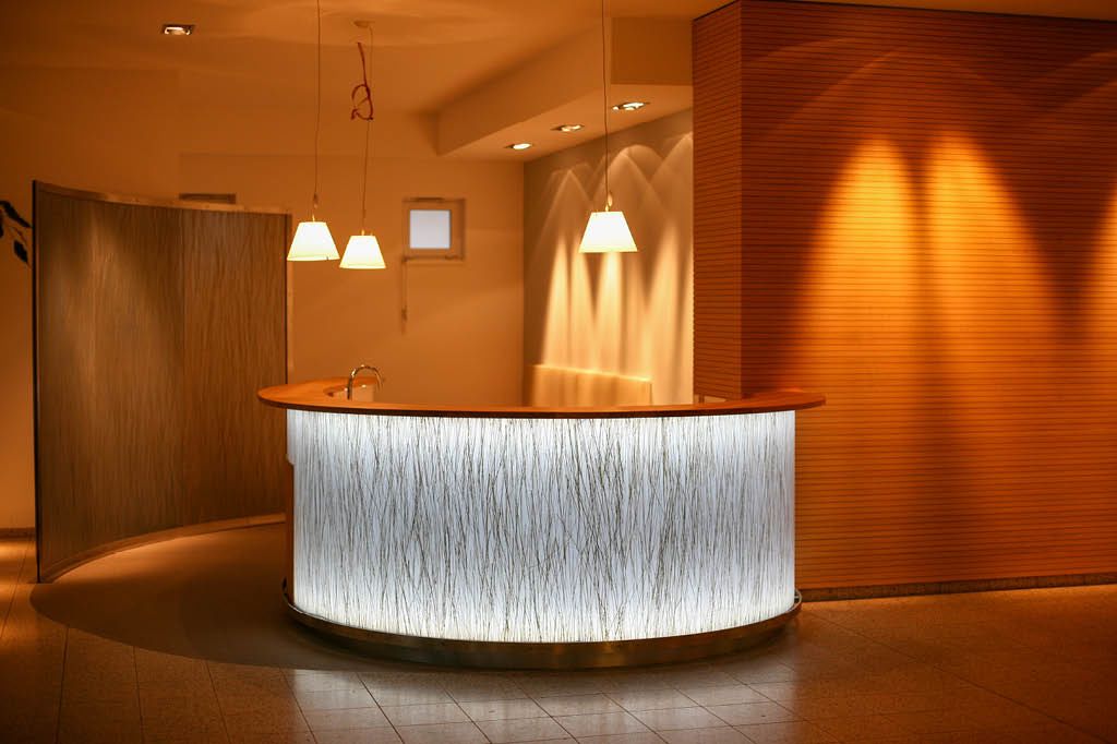 Büro Büroetage Empfangstresen Empfangstheke Empfangsbereich Eingangsbereich Praxis Praxen Arzt Ärzte Arztpraxis Hotel Hotellerie Möbel Einrichtung Holzmöbel Tresen mit Spüle Raumteiler Akkustikwand