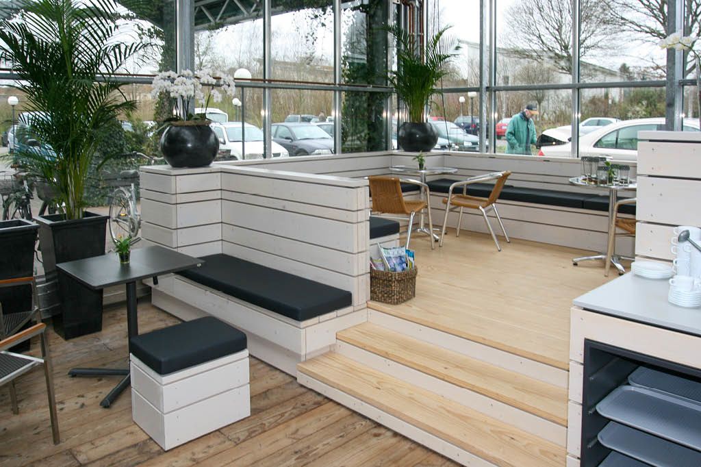 Businessmöbel Ladenbau Ladeneinrichtung Café Sitzbereich Inneneinrichtung Verkaufsraum Massivholz Echtholz vom Tischler auf Maß Hamburg Holzmöbel