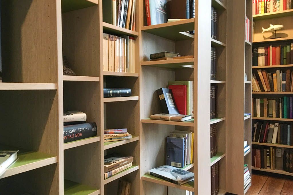 Bücherregal Regalwand aus Holz  mit unterschiedlich tiefen Fächern aus Holz Maßanfertigung vom Möbeltischler Massivholz Echtholz flexible Einlegeböden grüne Oberfläche