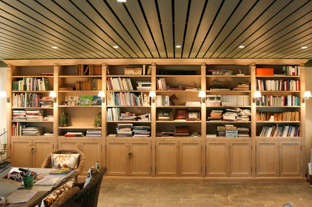 Klassische Bibliothek mit Rahmentüren aus Holz vom Möbeltischler in Hamburg mit viel Stauraum Massivholz Echtholz nach Maß
