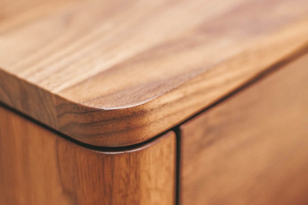 Taschenleerer Sideboard nach Maß für Flur geöltes Nussbaumholz Nussbaum-Massivholz geölt runde Ecken Schubladen vom Tischler Möbeltischler aus Hamburg