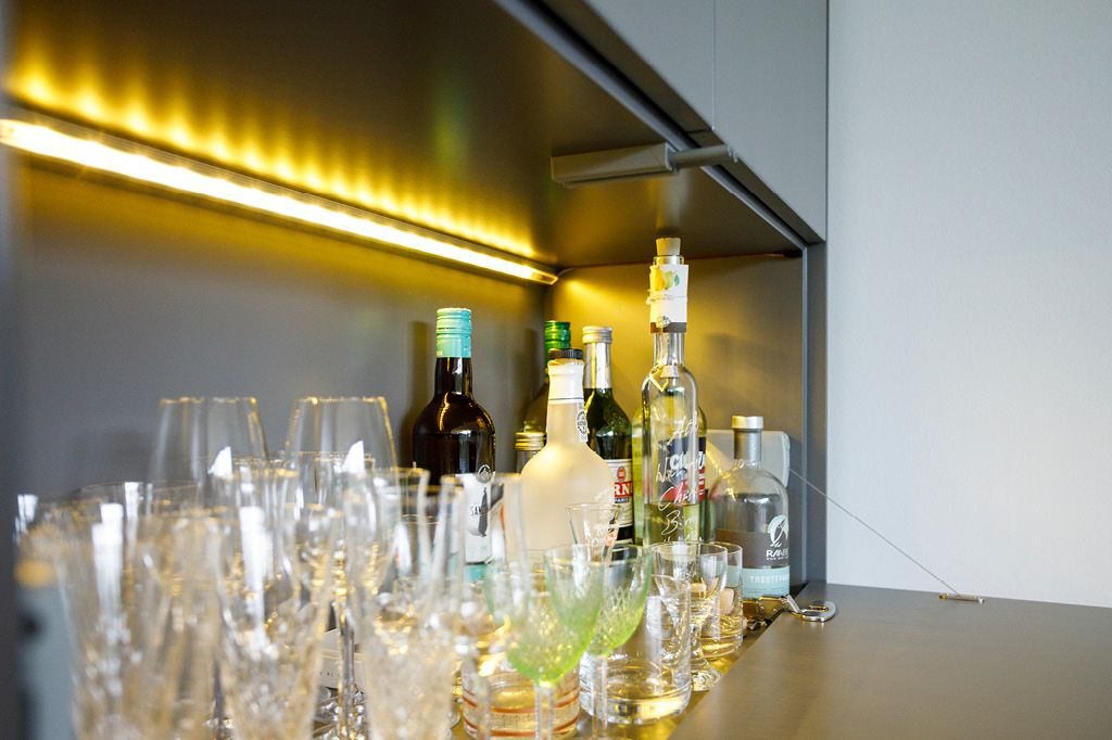 Regalwand Barschrank nach Maß Klappen push to open push to close vom Tischler aus Hamburg Wohnzimmerregal Möbeltischler