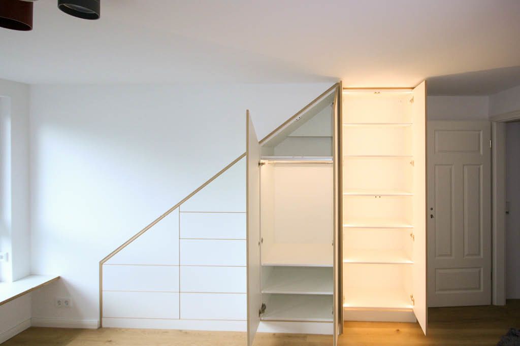 Kleiderschrank Einbauschrank aus Holz für Dachschräge Dachgeschoss Schranktüren weiße Fronten grifflose Schubladen Innenbeleuchtung Massivholz Echtholz vom Tischler auf Maß Hamburg Holzmöbel
