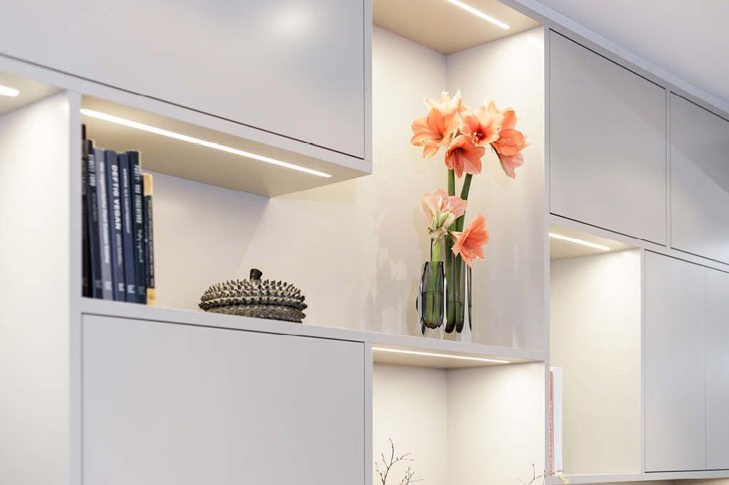LED integriert Wohnwand Einbauschrank Regalwand Bibliothek nach Maß Klappen push to open push to close vom Tischler aus Hamburg Wohnzimmerregal Möbeltischler