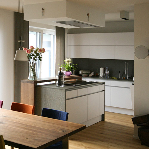 Maßangefertigte Küchenmöbel aus Holz vom Schreiner auf Maß aus Hamburg Landhausstil moderne Küche Küchenschränke Arbeitsplatte Wunschküche Küchenkombination Küchenoberschrank Küchenunterschrank