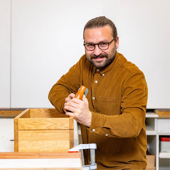 Jonas Rogalla • Tischlermeister und Holztechniker• innenleben Möbeltischlerei Hamburg