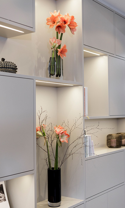 Einbauschränke auch für Wohnzimmer / Badezimmer - nach Maß vom Tischler in Hamburg - Beleuchtungskonzepte mit LED-Leisten, LED-Spots, Unterbauleuchten, Hintergrundbeleuchtung, Sockelleuchten - Möbeltischlerei innenleben, Möbeltischler, Tischler, Schreiner